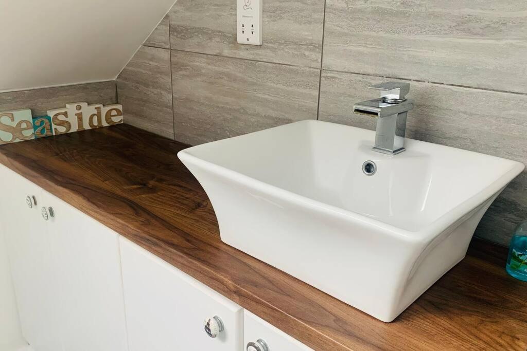 Love Lancing By The Sea With Optional Large Hot Tub Sleeps Up To 8 & Free Parking Villa Exterior photo