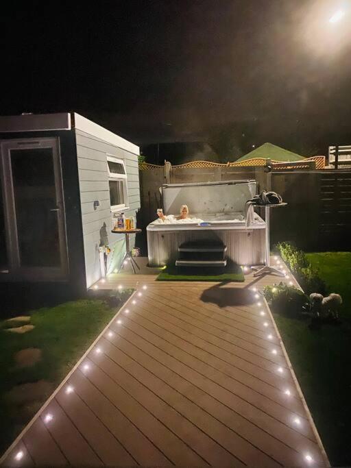 Love Lancing By The Sea With Optional Large Hot Tub Sleeps Up To 8 & Free Parking Villa Exterior photo