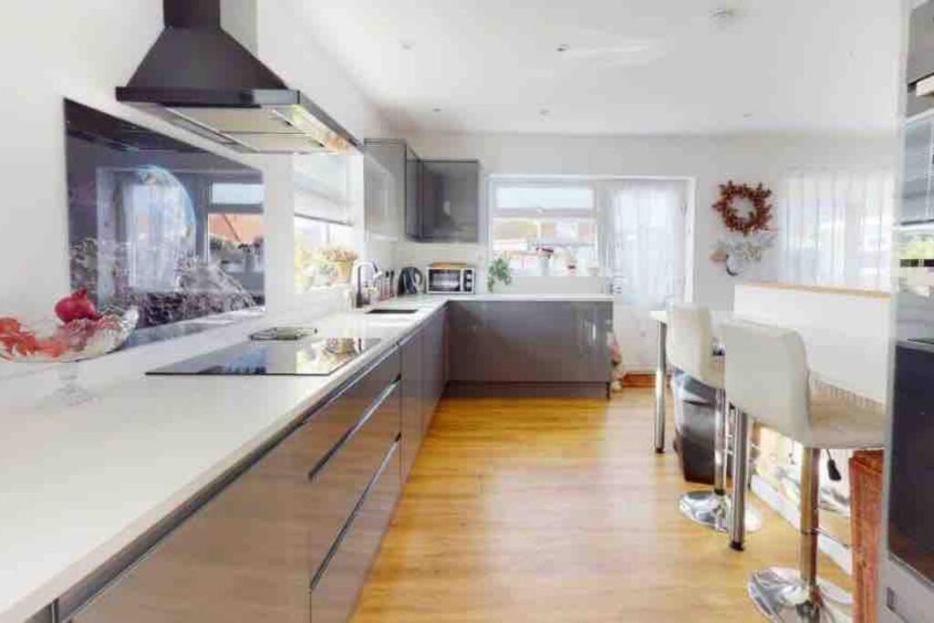 Love Lancing By The Sea With Optional Large Hot Tub Sleeps Up To 8 & Free Parking Villa Exterior photo